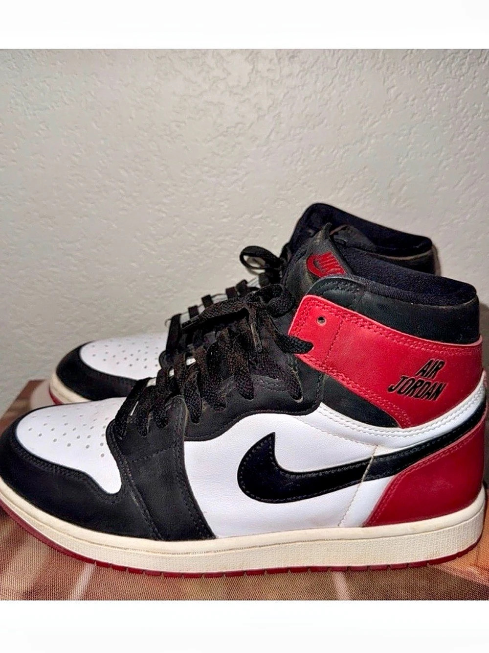 Nike Air Jordan 1 Retro High OG High-Top Sneakers in Red & Black US 10